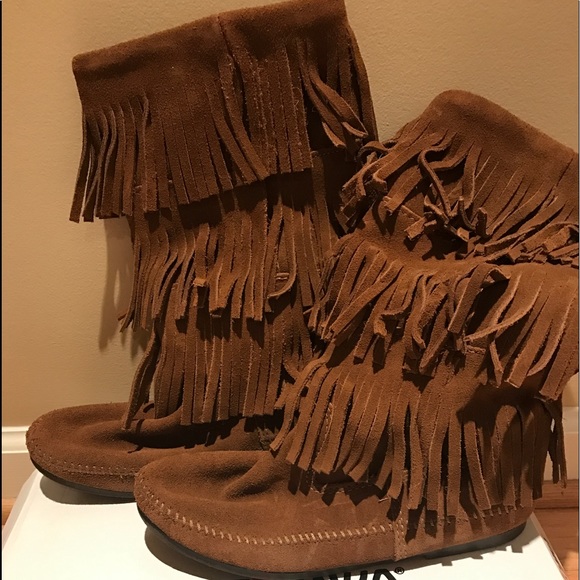 EUC MINNETONKA 3 LAYER FRINGE BOOT, Size 8 - Picture 1 of 5